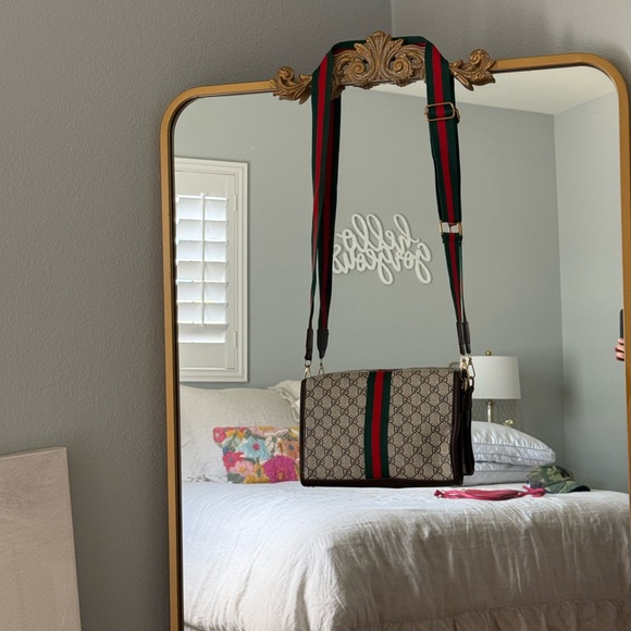 Gucci Women's Beige and Green Crossbody Bag 💼 ❤️🔥 - Picture 3 of 7